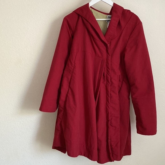 Evening Mist Raincoat in Crimson S - Picture 6 of 16